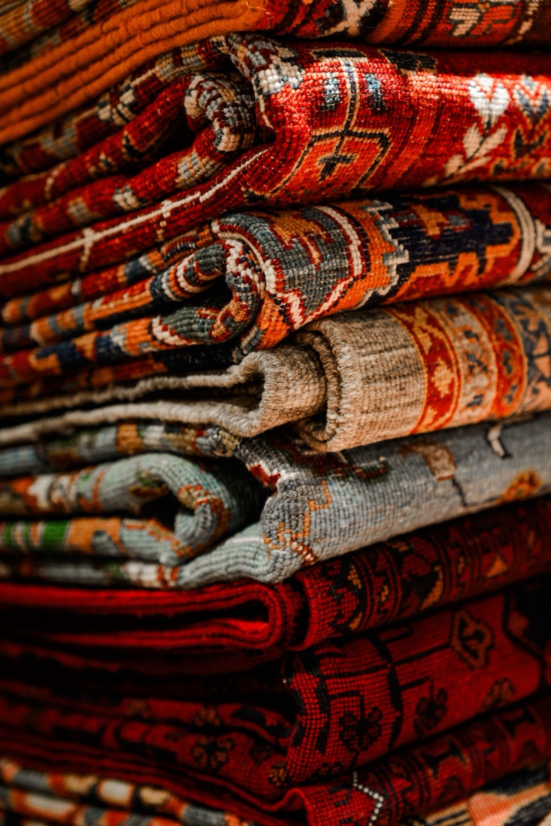 Stapel bunter Orientteppiche
