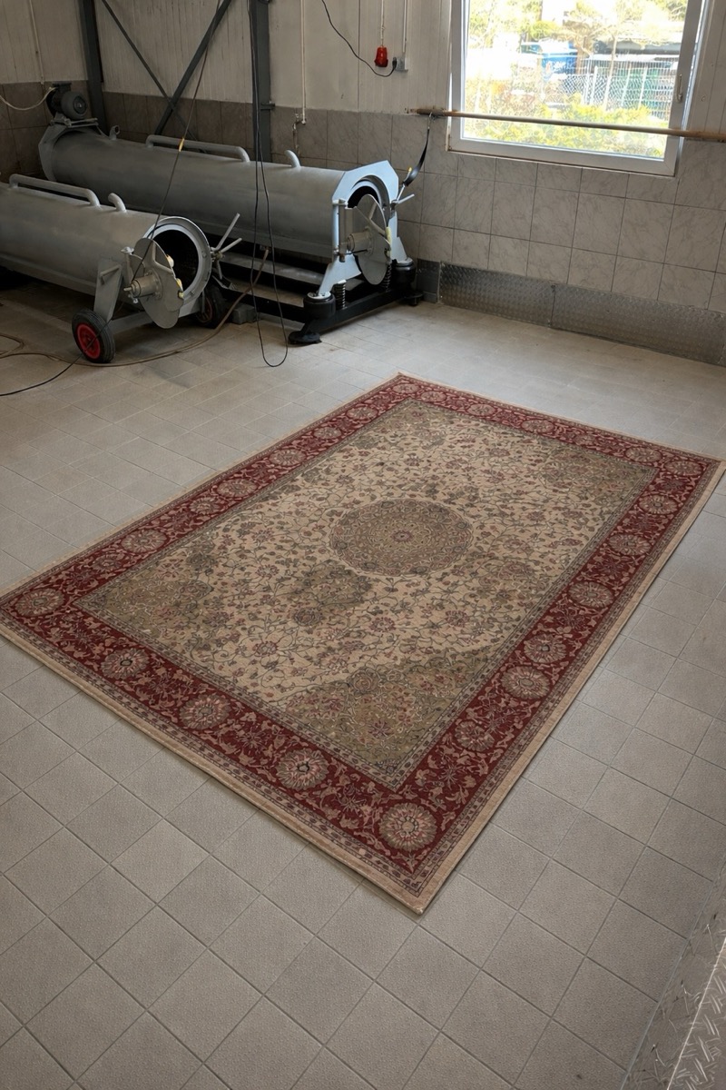 Frisch gereinigter Orientteppich in der Werkstatt der Förde Teppichreinigung